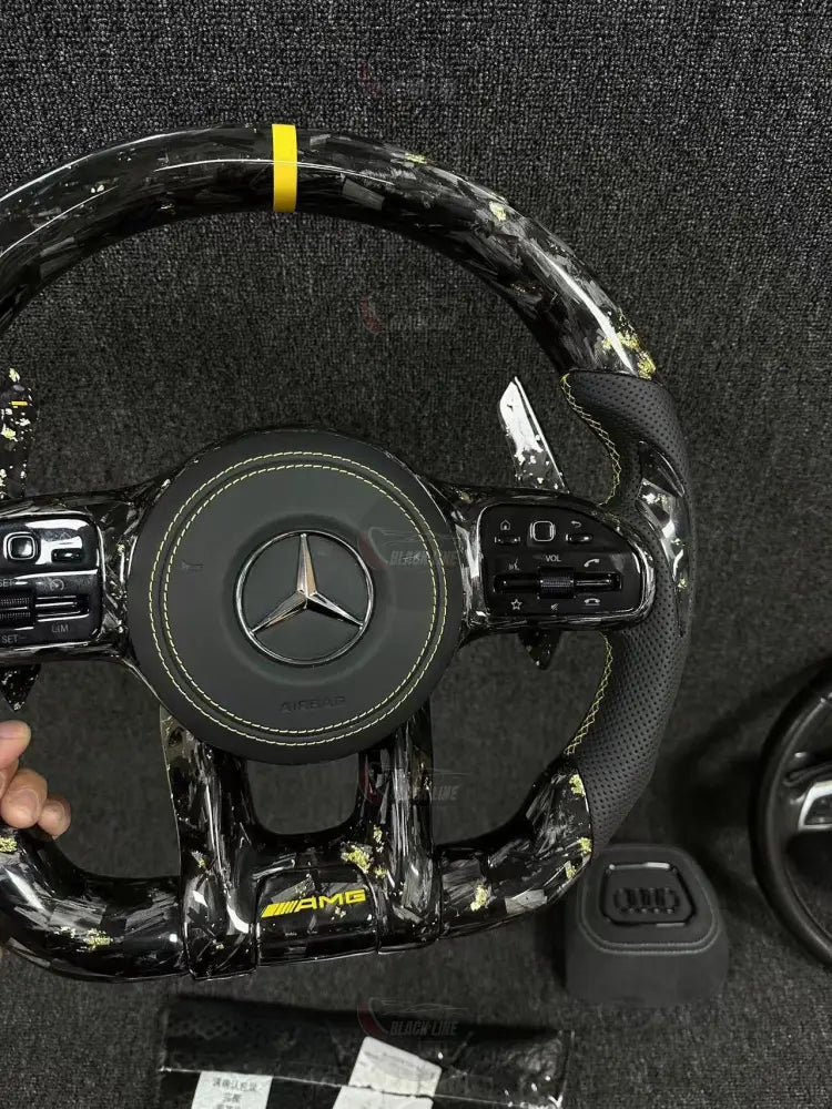Volante Mercedes-AMG Performance en Fibra de Carbono Microfibra Perforada Levas y Costuras Amarillas