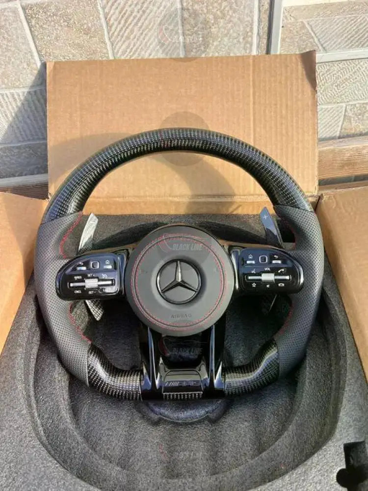 Volante Mercedes-AMG Performance en Fibra de Carbono y Cuero Perforado con Levas y Multifunción