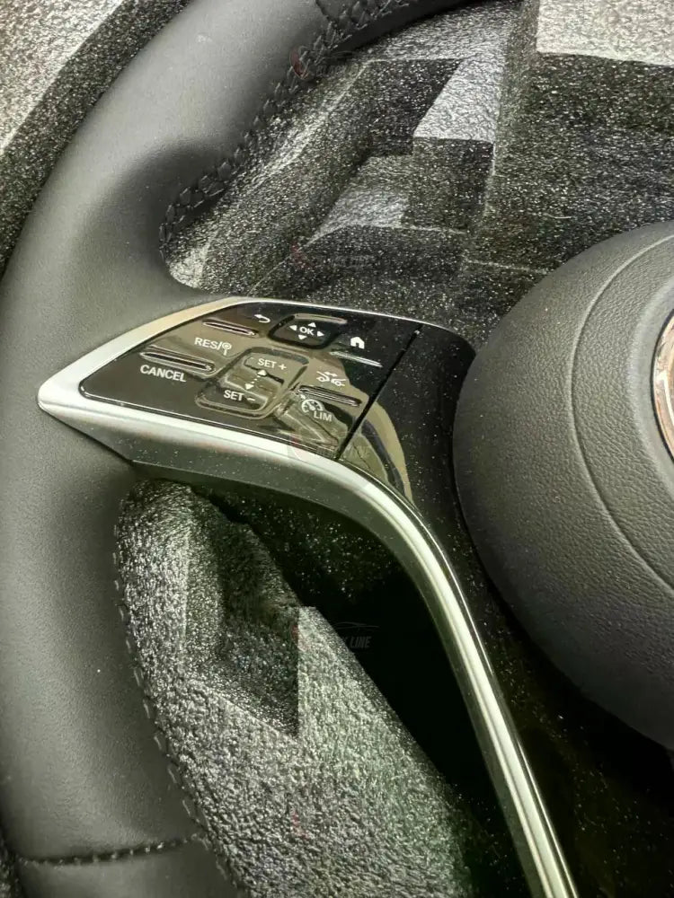 Volante Mercedes-Benz Multifunción en Cuero Negro con Controles Táctiles y Acabado Cromado