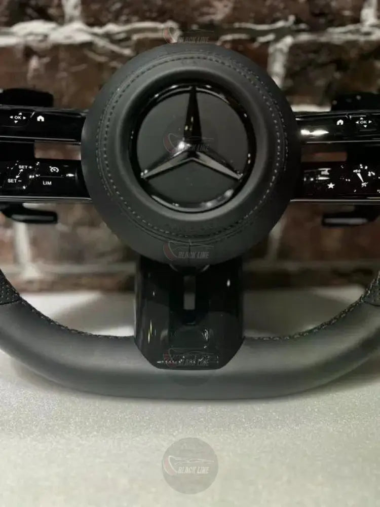Volante Mercedes-Benz Multifunción en Cuero Negro Perforado con Levas y Controles Táctiles