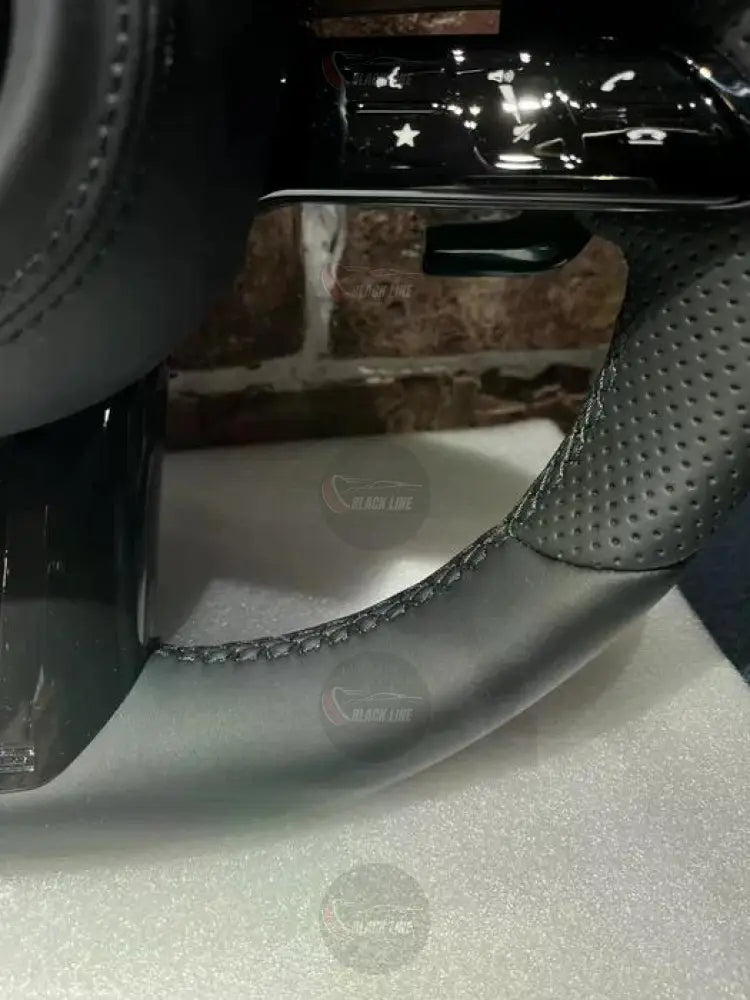 Volante Mercedes-Benz Multifunción en Cuero Negro Perforado con Levas y Controles Táctiles