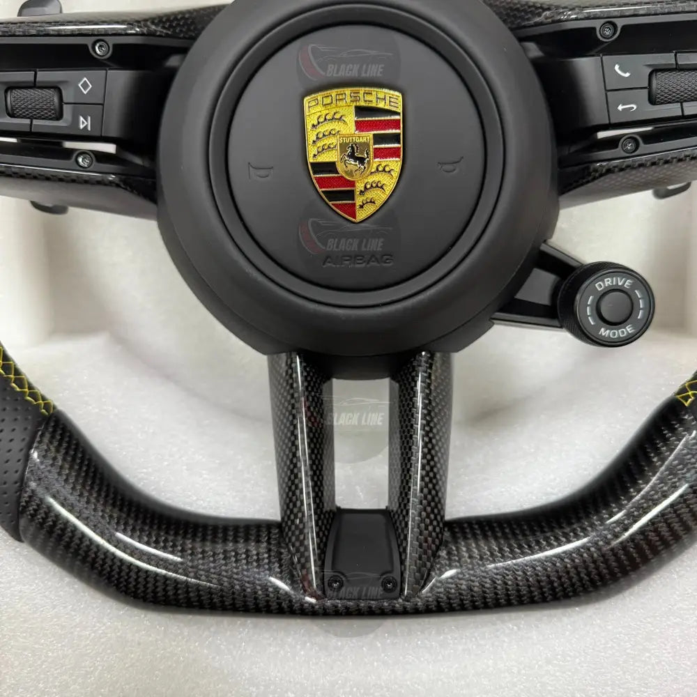 Volante Porsche Deportivo en Fibra de Carbono y Piel Perforada | Marcador Amarillo Levas de Cambio Drive Mode Fondo