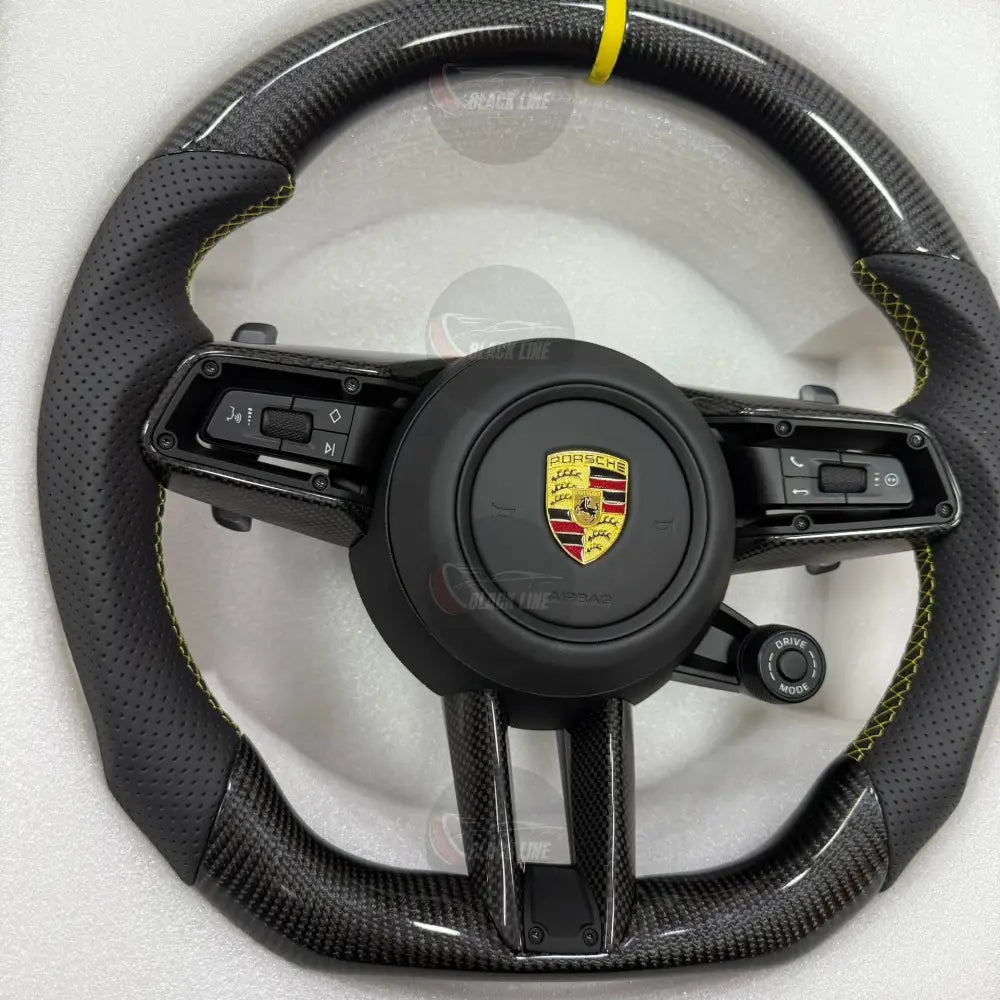 Volante Porsche Deportivo en Fibra de Carbono y Piel Perforada | Marcador Amarillo Levas de Cambio Drive Mode Fondo