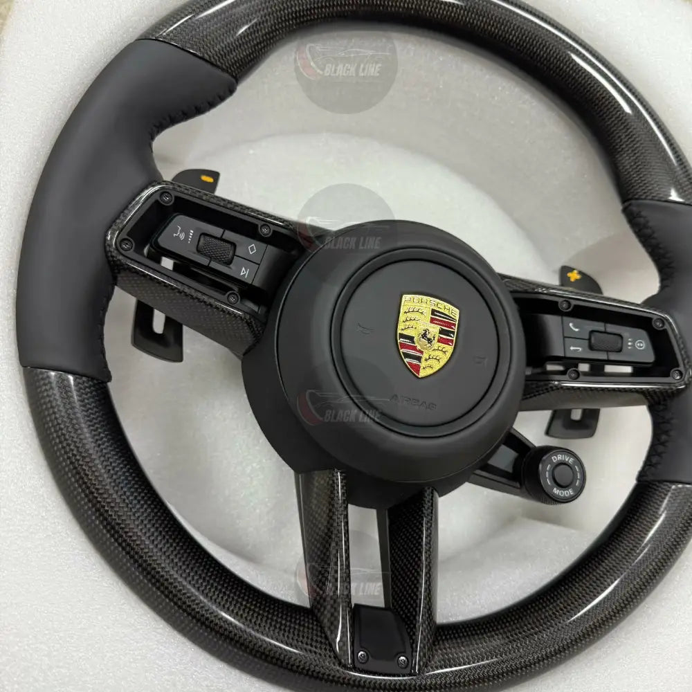 Volante Porsche Performance en Fibra de Carbono y Cuero Negro con Levas Multifunción y Drive Mode