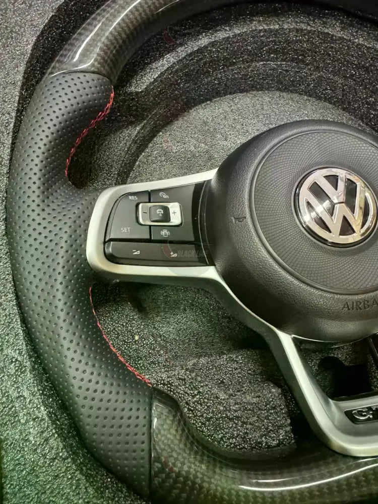 Volante Volkswagen Golf GTI en Fibra de Carbono y Cuero Perforado con Levas Multifunción y Costuras Rojas