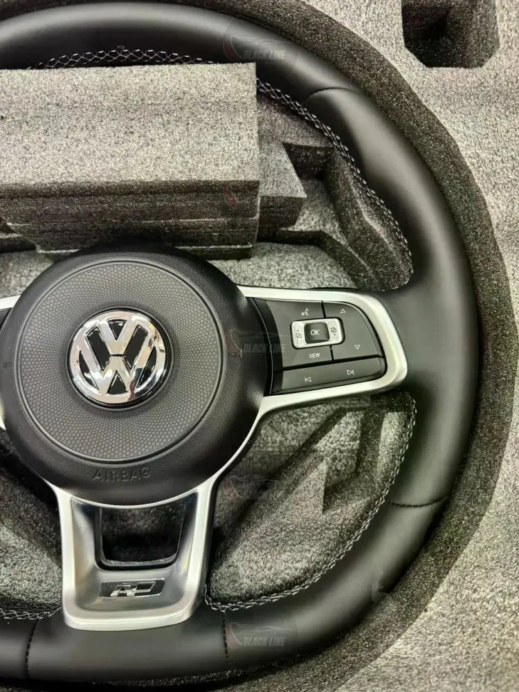 Volante Volkswagen R en Cuero Negro con Costuras Multifunción y Acabado Deportivo