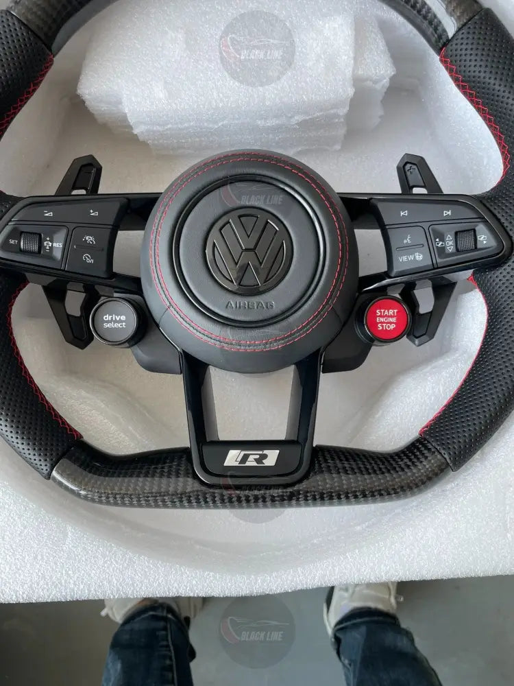 Volante Volkswagen R deportivo en fibra de carbono cuero perforado y costuras rojas con airbag incluido