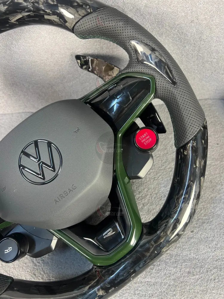 Volante Volkswagen R en fibra de carbono forjada cuero perforado y detalles verdes con airbag incluido
